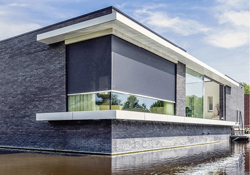 



ZIP-Anlagen sind momentan das einzige Produkt, das eine Gebäudeecke aus Glas ohne Führungsschienen und störende Spaltbildung im Behang vollständig beschatten kann.
