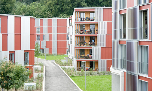 



Klare Strukturen im geschlossenen Zustand werden bei diesem Objekt durch eine optisch durchlaufende Profilanordnung erreicht.
