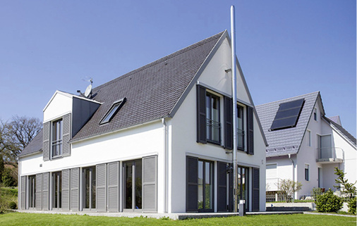 



Schiebeläden als bestimmendes Element an der Fassade schaffen klar gegliederte Gebäudestrukturen.
