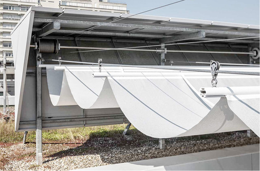 
Für evtl. Reparaturzwecke wurden die Segeltücher in Teilstücke von 7,10 × 1,78 m unterteilt und können so problemlos in die gepressten Aluminium-Kederschienen eingeschoben werden.
