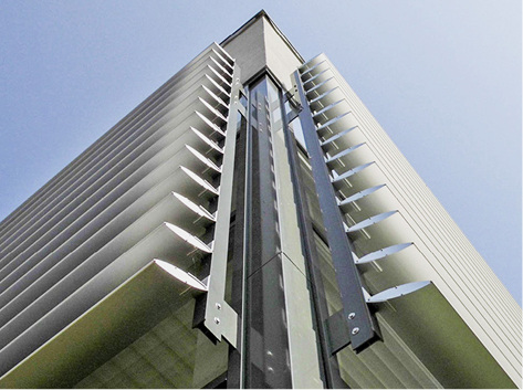 
Das TP88 wurde als Tragprofil speziell für starre Sonnenschutzanlagen entwickelt, bei denen Lamellen rückseitig mittels Maulhalter befestigt werden.



