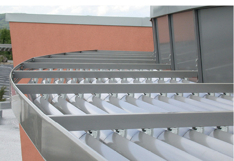 



Feststehende Lamellensysteme sind auch bei einer runden Fassadenabwicklung problemlos einzusetzen.
