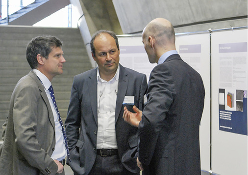 <p>
Die Pausen zwischen den Vorträgen nutzten die Besucher zur Diskussion und zum Networking. Links im Bild Referent Prof. Jens Schneider von der TU Darmstadt.
</p>