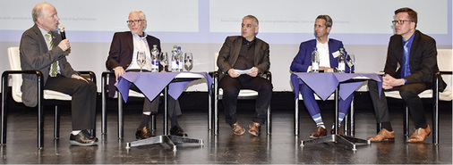 <p>
Diskutieren auf dem Podium (v.l.): Die Fenstermacher Markus Wenger, Hans Ruedi Schweizer, Samuel Lüscher und der Baumanager Patrick Zwyssig wurden vom GLASWELT Chefredakteur Daniel Mund zu ihren Strategien im Hochpreisland Schweiz befragt.
</p>