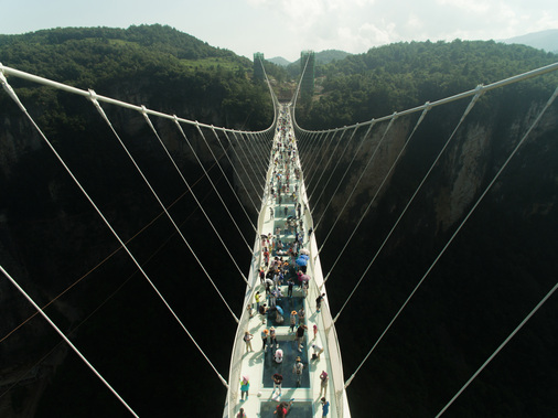 In 300 m Höhe spannt die filigrane Hängebrücke mit ihrem Glasboden über den Canyon von Zhangjiajie in China.