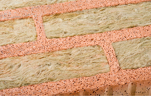 
Bei diesem Ziegel ist in den Ziegelkammern eine integrierte Wärmedämmung aus hochwertiger Steinwolle integriert. Bei der Befestigung von Fenstern und Außentüren wird hier eine statische Bemessung empfohlen.



