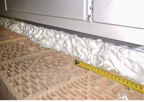 
Auch dieser Monteur hat noch nie eine Meisterschule von innen gesehen, evtl. wäre Konditor der bessere Beruf gewesen. Abgesehen von der qualitativen Arbeit mit dem Dichtstoff, wird Silikon in dieser Menge heute nur noch in der plastischen Chirurgie verwendet.
