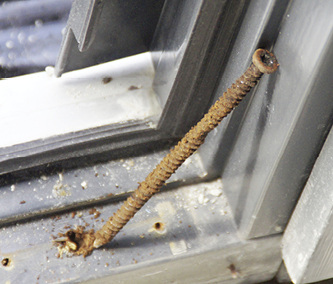 
Teilweise sind die Feuchtigkeitsansammlungen im Falzbereich so hoch, dass das Wasser nicht mehr über die Entwässerungen abgeführt werden kann und in die Verschraubung der Schließplatten eindringt.
