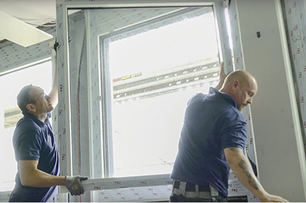 <p>
Mitarbeiter der Firma Lansing bringen die ersten neuen Fenster im „Rentenstern“ an. 
</p>