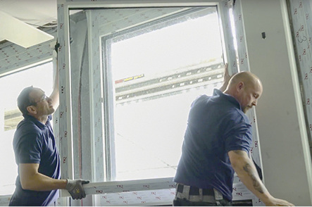 
Mitarbeiter der Firma Lansing bringen die ersten neuen Fenster im „Rentenstern“ an. 
