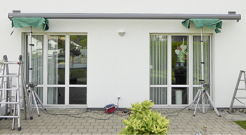 



Die sicherste Variante bietet immer der paarweise Einsatz der Montagehilfen. Das Gewicht der verkauften Markise ist dabei der entscheidende Faktor.
