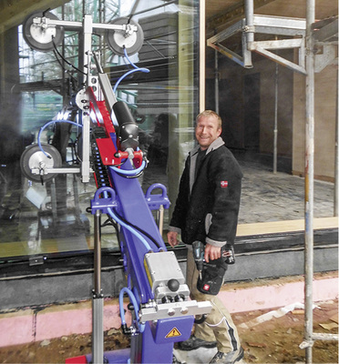 
Mit dem kompakten KS Robot 350 Offroad lassen sich Bauelemente bis 350 kg auf engem Raum montieren.



