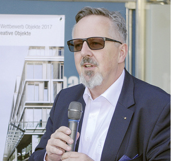 



Hans-Joachim Arnold, Aufsichtsratsvorsitzender der Isolar Glas Beratung, eröffnete die Tagung beim ersten Stop am Tränenpalast, Berlin Friedrichstraße.
