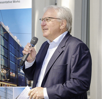 
Arnold-Glas-GF Martin Schwarz hielt die Laudatio für die Gewinner in der Kategorie „Repräsentative Objekte“.
