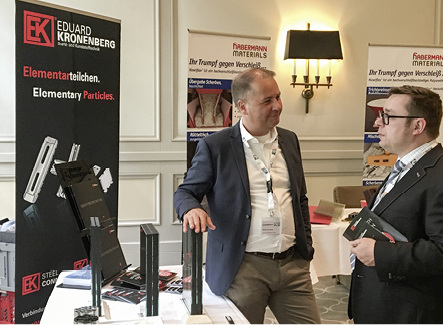 
links: In der Ausstellung konnten sich die Kongressbesucher zu neuen Produkten und technischen Fragen beraten lassen.
