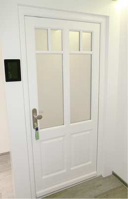 



Auch wenn die Haustür längst zu einem technisch und auch optisch hochwertigen Produkt gereift ist, an Klassikern führt kein Weg vorbei. So zählt auch dieses Modell zu den meistverkauften bei Kneer-Südfenster.
