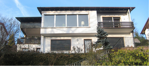 
Das Objekt aus dem Baujahr 1961 vor der Sanierung mit den alten Fenstern.
