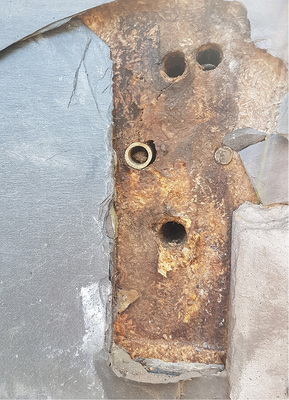 
Nicht einfach den Dübel wieder anziehen, sondern die Ursache für die Misere zu ergründen, sollte die Lösung sein. Hier nicht ausreichender Untergrund.
