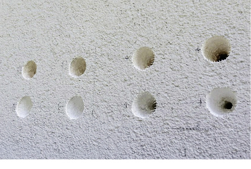 
Auch wenn Lochabstände von den Markisenkonsolen vorgegeben werden, muss geprüft werden, ob die Mauersteine hinter dem Putz diese Abstände überhaupt zulassen.



