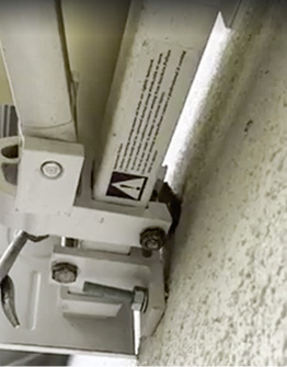 
Lockere Konsolen werden meist erst dann festgestellt, wenn der Fehler sehr offensichtlich oder die Markise bereits abgestürzt ist. 



