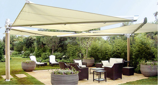 
Mit zwei Ständern oder Bodenhülsen, die gegenüber auf einer Terrasse angeordnet werden, kann mit vier Segeln eine vollkommen freie Bodenfläche gestaltet werden.
