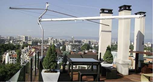 <p>
</p>

<p>
Der Segelschirm kann in der freistehenden Version um 360° geschwenkt werden. Freistehende Dachterrassen sind einer der optimalen Anwendungsorte. 
</p> - © Foto: Corradi

