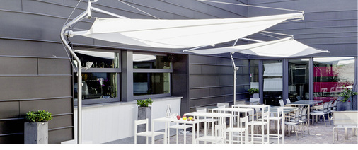 



Die Aufwicklung des Markisentuchs kann manuell oder durch einen Getriebemotor mit Fernbedienung erfolgen. Das Modell Defender kann mit einem Windsensor für die automatische Schließung ausgestattet werden.
