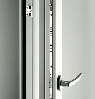 Der wichtigste Kundennutzen von “Patio Alversa“, den Fertigungs-, Lager- und Logistikaufwand für Fensterhersteller nachhaltig auf ein Minimum zu reduzieren, erweist sich laut Roto in der Praxis als “überzeugendes Argument“. Dafür sorge beispielsweise die Kombination aus universellem Zentralverschluss, universellem Griff und modularem Schiebesystem.