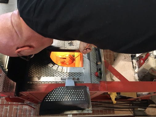 Eine Vase wird zum Abkühlen in den Ofen gestellt.