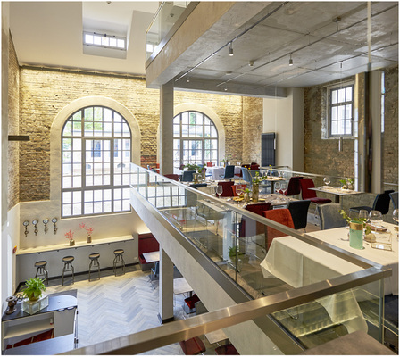 



Die Schwimmhalle gehört zum Hotel Oderberger, eines der stilvollsten Hotels in Berlin.
