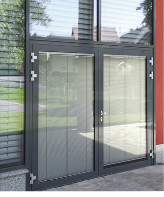 



In den Fluchttüren wurde Jalousien-Isolierglas (System Isolette) verbaut. Darüber hinaus kamen für die Verschattung Raffstores sowie Jalousien zum Einsatz.
