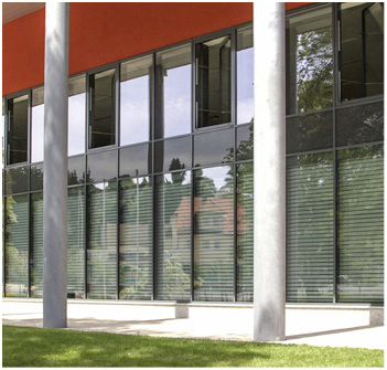 
In der Stadthalle sind 120 m² Raffstores, 75 m² Jalousien und 65 m² Isolette-Jalousien-Isolierglas verbaut. 
