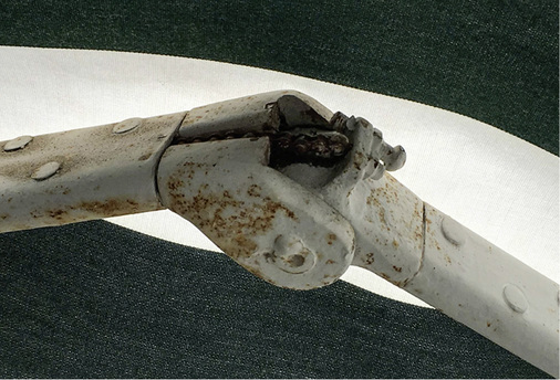 
Wenn das Thema Denkmalschutz gefragt ist, müssen auch schon einmal 55 Jahre alte Markisen repariert werden.



