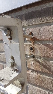 



Ein typisches Bild, was man bei der Demontage einer Markise so alles entdecken kann. KS-Dübel, keine Unterfütterung etc. Was tun, wenn in einem solchen Fall die Markise später wieder montiert werden soll?
