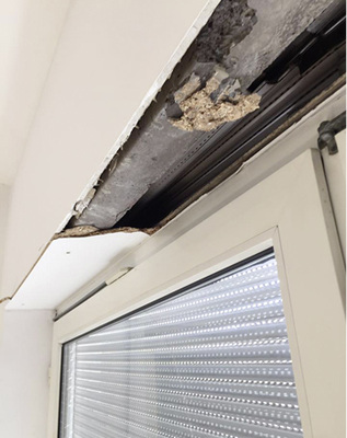 



Die ewige Streitfrage Rollladenkasten. In vielen Fällen muss der Kastendeckel vollkommen zerstört werden, um ihn zu öffnen. Was folgt, ist die Diskussion, wer die Kosten für den neuen Deckel, Tapete & Co. bezahlt. 
