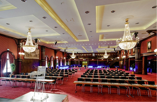 



An die große Epoche des Klassizismus soll der Ballsaal „Berlin“ mit seiner stilsicheren Architektur erinnern, in dem am Freitagnachmittag die Haupttagung stattfindet.
