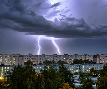 <p>
</p>

<p>
Blitzeinschläge können in einem Umkreis von bis zu 2 km um den Einschlagsort Überspannungsschäden an elektronischen Geräten verursachen. 
</p> - © Foto: Thinkstock Phantom1311

