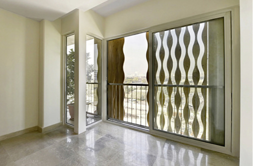 



Im Bereich der Loggien sind die Schiebetüranlagen um einen Meter zurückversetzt.
