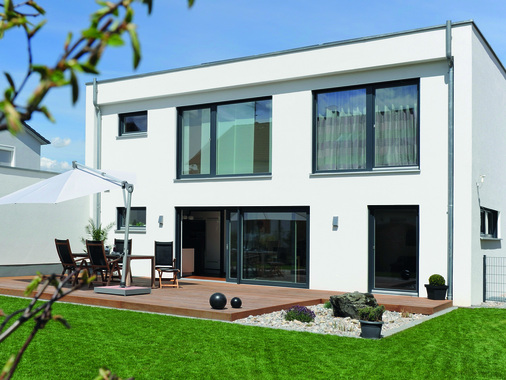 Auch in Bezug auf den Komfort gibt es neue Zusatzpakete. Diese umfassen zum Beispiel E-Tec-Drive (elektrischer Fensterantrieb mit automatischer Lüftung), Komfortfenster (Spezialgriff für schwer erreichbare Fenster), Lüfterschere (variable Kippweite des Fensters) und Feststellschere (beliebige Arretierung von Balkontüren).