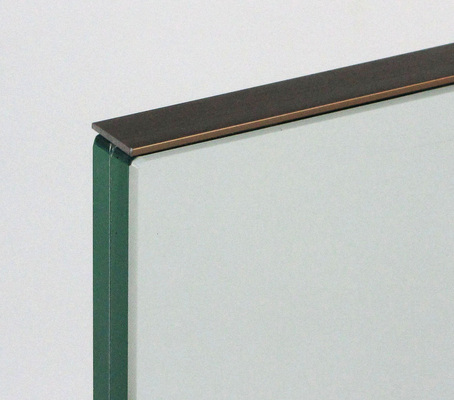 Der Kantenschutz für die Absturzsicherung besteht aus einem nur 2mm dünnem Flachprofil, welches gleichzeitig die PVB-Folie gegen eindringende Feuchtigkeit schützt.