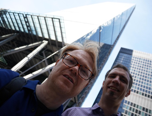 GLASWELT Redakteur Matthias Rehberger (l.) mit Hannes Spiß von Northglass beim Rundgang durch die City of London, dem Business-Viertel der Metropole.