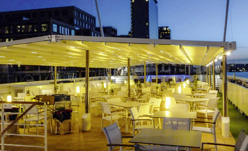 



Auch in den Abendstunden bietet der Sonnenschutz Vorteile: Mit der passenden Beleuchtung sorgt er für ein behagliches Ambiente der Gäste.
