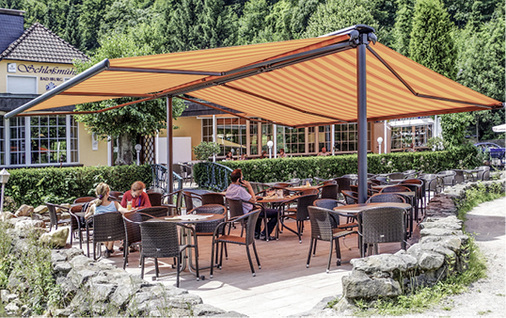 



Hat man keine Hauswand, kommt die freistehende Markisenanlage zum Einsatz. Mit Bodenfundamenten oder Ständersystemen sind sie kostengünstig umsetzbar.
