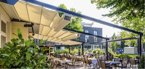 



Pergolasysteme mit ihren regendichten Behängen lassen den Gast auch bei unbeständigen Wetter auf der Terrasse verweilen. Gut für den Gast, den Gastronomen, aber auch für den ausführenden Fachhändler. 
