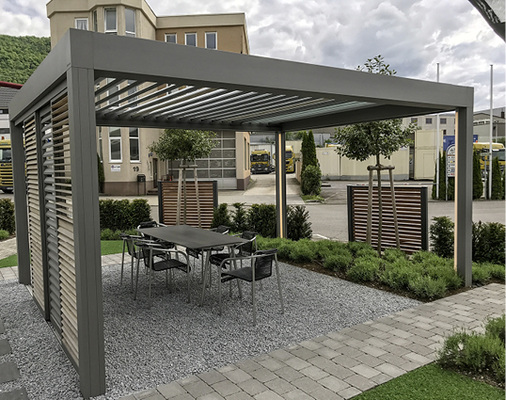 



Outdoorausstellungen werden immer wichtiger, um den Kunden gut beraten zu können. Vor allem dann, wenn es um mögliche Bestuhlungsvarianten geht.
