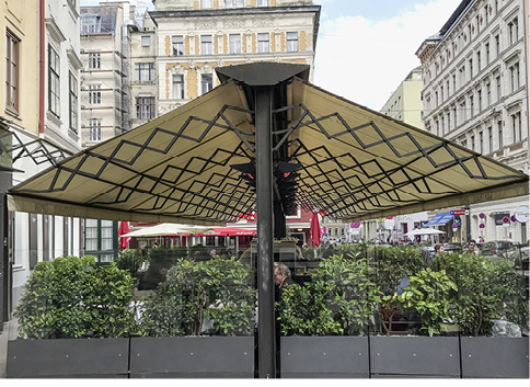 



Mit doppelt auskragenden Scherenarmmarkisen mit Ständersystemen können sehr große Flächen äußerst Wind- und Regenstabil überdacht werden.
