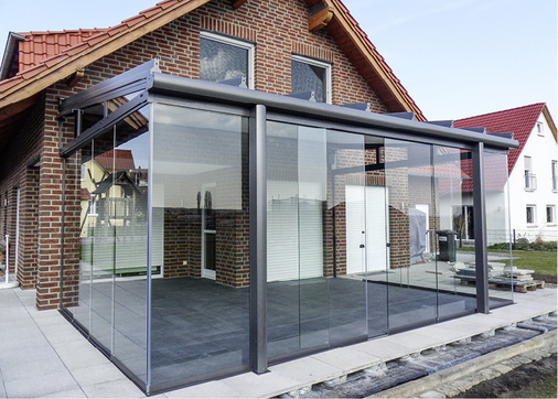 



Ob Festverglasung, Falt- oder Schiebeelemente, sie sind die perfekte Kombination zum Glasdach, wenn man windgeschützt auf der Terrasse sitzen will. Zusätzlicher Sonnenschutz schafft den entsprechenden Sichtschutz. 
