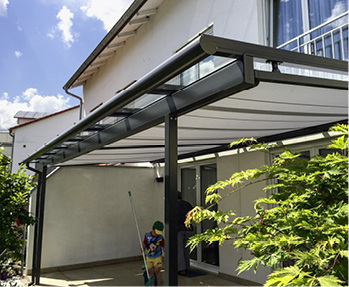 <p>
</p>

<p>
Unterglas-Markisen bieten bei offenen Glasdachsystemen eine von Wind und Regen unabhängige Lösung.
</p> - © ferobau

