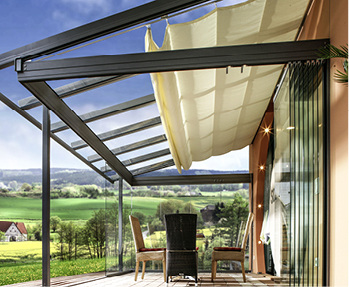 



Raffbaldachine bieten sich als einfache Unterglas-Lösung an und sind dabei relativ windunempfindlich.
