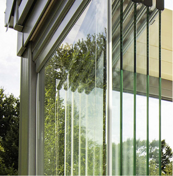 



Glasschiebeelemente bieten gegenüber Faltsystemen den Vorteil, senkrechten Sonnenschutz zu verwenden.
